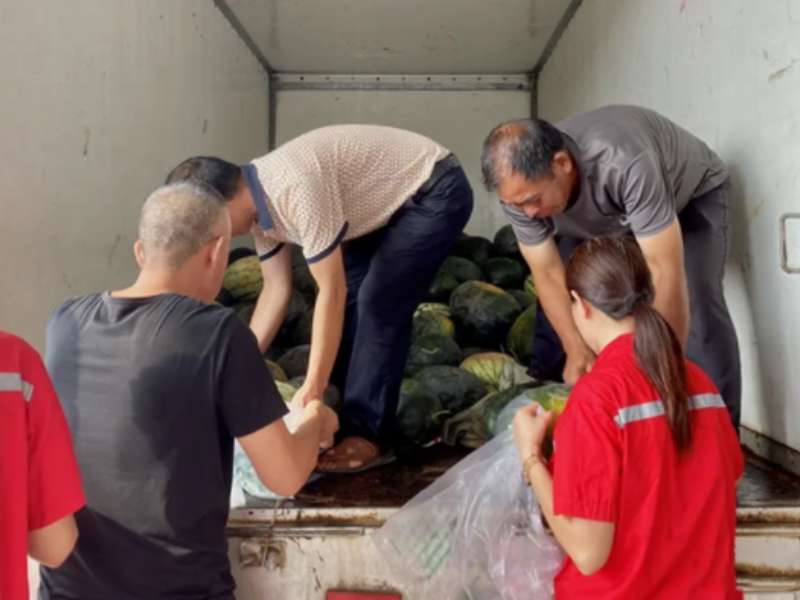 解困幫扶瓜農 職工盡享”涼”夏—醴陵中油燃氣公益福利“一肩挑”